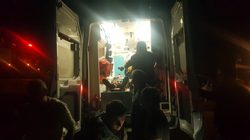 Yanan Ağaçları Taşıyan Tır Devrildi: 3 Yaralı