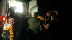 Yanan Ağaçları Taşıyan Tır Devrildi: 3 Yaralı