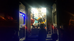 Yanan Ağaçları Taşıyan Tır Devrildi: 3 Yaralı