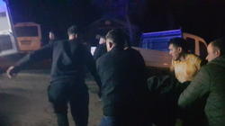 Yanan Ağaçları Taşıyan Tır Devrildi: 3 Yaralı