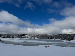Karagöl Yaylası'ndaki göletin yüzeyi buz tuttu
