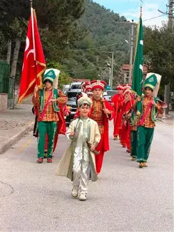 AŞIK AİLESİNİN SÜNNET CEMİYETİNDE COŞKULU KUTLAMA