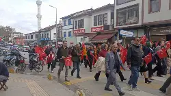 TARAKLI’DA CUMHURİYET COŞKUSU SİREN SESLERİ VE TÜRK BAYRAKLARIYLA TAÇLANDI
