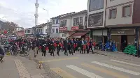 TARAKLI’DA CUMHURİYET COŞKUSU SİREN SESLERİ VE TÜRK BAYRAKLARIYLA TAÇLANDI