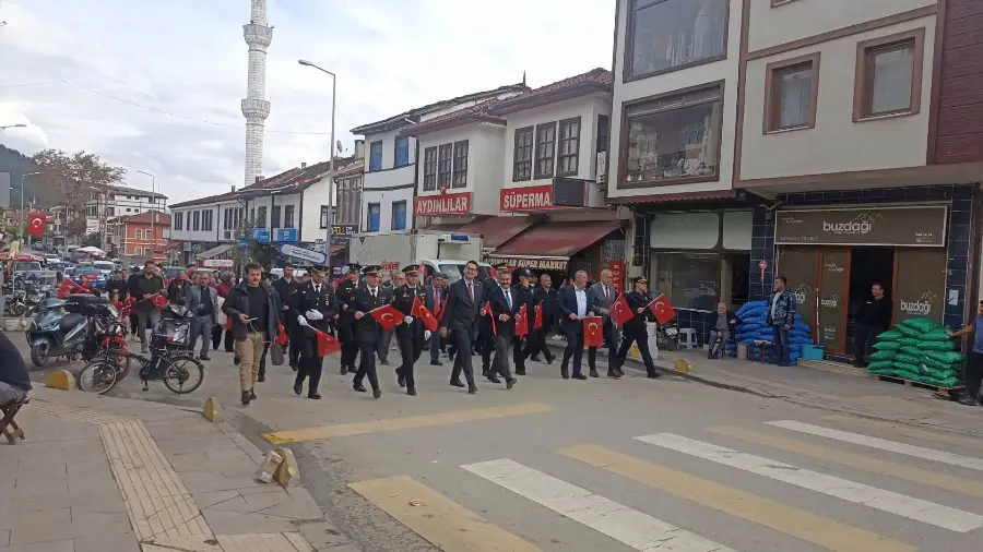 TARAKLI’DA CUMHURİYET COŞKUSU SİREN SESLERİ VE TÜRK BAYRAKLARIYLA TAÇLANDI