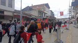 TARAKLI’DA CUMHURİYET COŞKUSU SİREN SESLERİ VE TÜRK BAYRAKLARIYLA TAÇLANDI