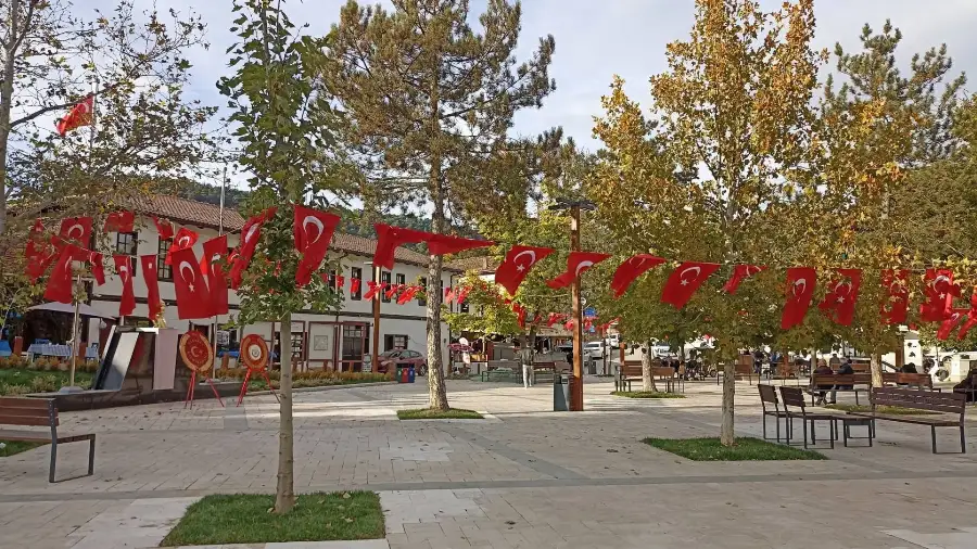 Yenilenen Meydanda İlk Çelenk Töreni
