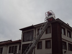 Çatıda Mahsur Kalan Kedi Kurtarıldı