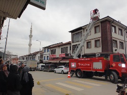 Çatıda Mahsur Kalan Kedi Kurtarıldı