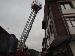 Çatıda Mahsur Kalan Kedi Kurtarıldı