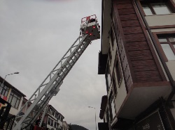 Çatıda Mahsur Kalan Kedi Kurtarıldı