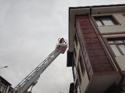 Çatıda Mahsur Kalan Kedi Kurtarıldı