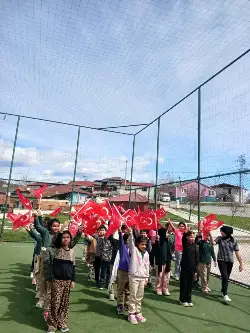 Coşkulu Bayrak Yürüyüşü