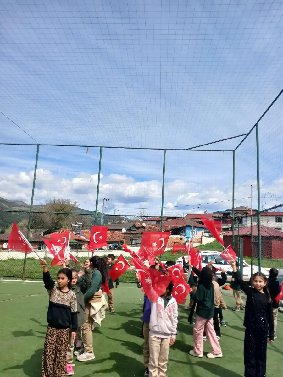 Coşkulu Bayrak Yürüyüşü