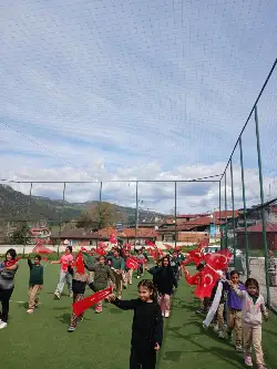 Coşkulu Bayrak Yürüyüşü