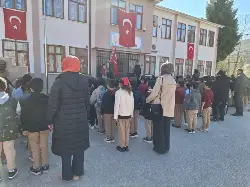 Okul Bahçelerinde Bayrak Coşkusu