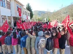 Okul Bahçelerinde Bayrak Coşkusu