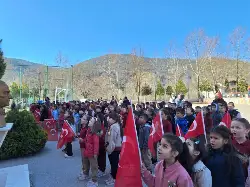 Okul Bahçelerinde Bayrak Coşkusu