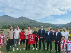 Eski futbolcu, AK Parti MKYK Üyesi Mesut Özil,Taraklı’da ziyaretlerde bulundu