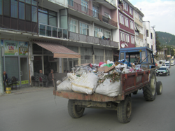 MÜMKÜNLÜ de Traktörle Çöp Toplanıyor