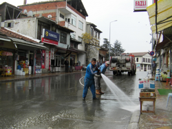 Çarşı Merkezi Tazyikli Su ile Yıkandı