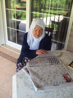 Nimet Teyze 87 Yaşında …Her gün Bulmaca Çözüyor.