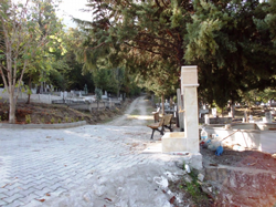 İlçe Mezarlığı İstinat Duvarı ile Çevriliyor.