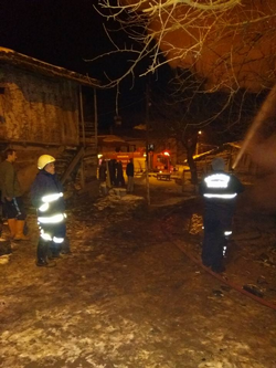 Çamtepe Mahallesi’nde 2 katlı ahşap ev yandı