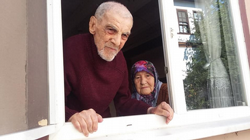 106 yaşındaki Muzaffer Dede ve 95 yaşındaki Emine Nine 75 yıldır Mutlu Hayat sürdürüyorlar