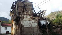 Yanan Tarihi Binanın Enkazı Tehlike Saçıyor