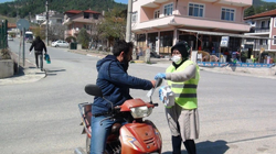 Taraklı Belediyesi vatandaşlara maske dağıtıyor