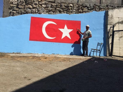 Evinin duvarına Türk bayrağı resmetti
