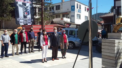 Taraklı CHP'den Atatürk Anıtı'na çelenk