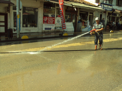 Cadde Tazyikli su ile yıkandı