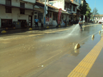 Cadde Tazyikli su ile yıkandı