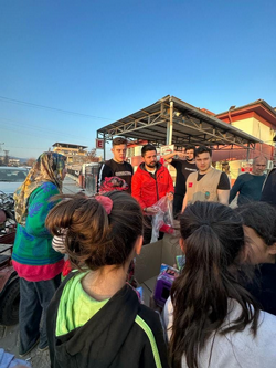 Gönüllü gençlerimiz Deprem bölgesinde çocukların gönüllerine dokundular