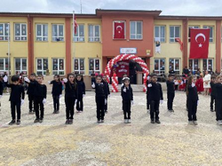 Taraklı’da Yenidoğan İlk/Ortaokulu’nda Coşkulu 23 Nisan Kutlaması